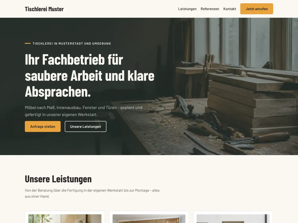 Website für Handwerker: Startseite des Themes Handwerk Pro mit Werkstattfoto und Anfrage-Button