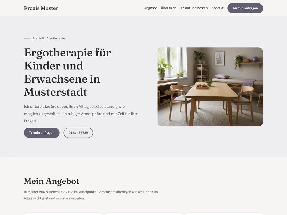 Praxis-Website: Startseite des Themes Praxislicht mit Foto eines Behandlungsraums und Button zur Terminanfrage
