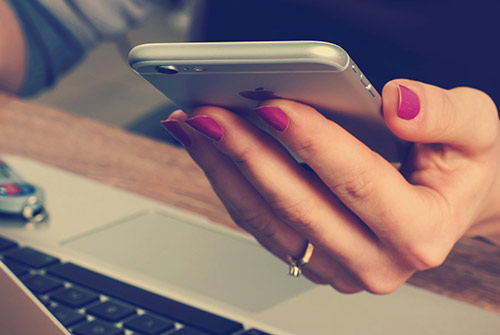 responsive Handy mit geöffneter Suchmaschine