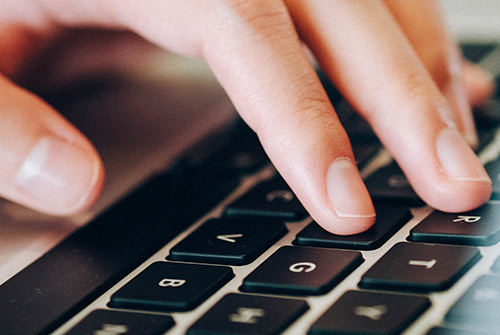 webdesign Laptop mit geöffneter Suchmaschine